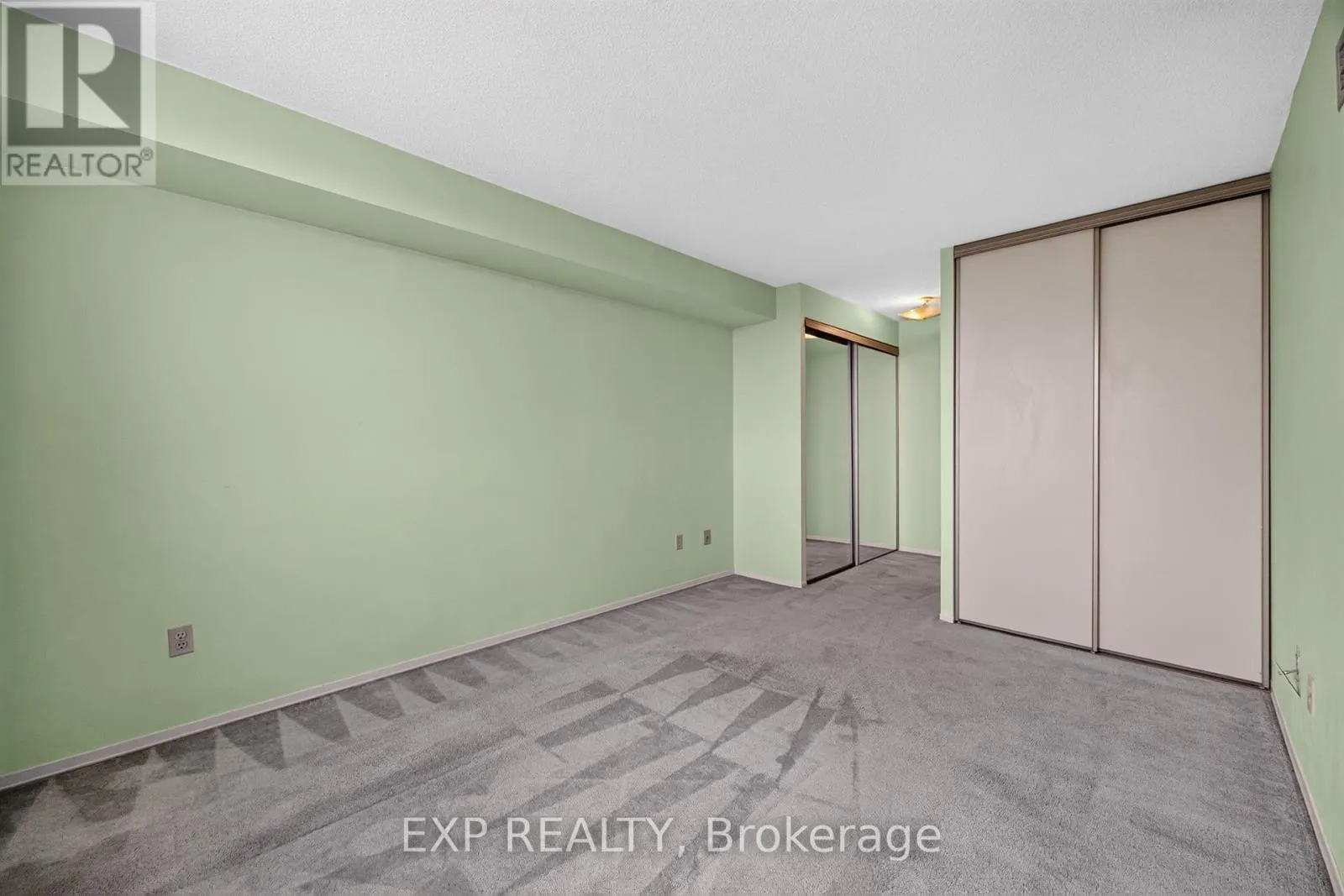 716 - 326 MAJOR MACKENZIE DRIVE E