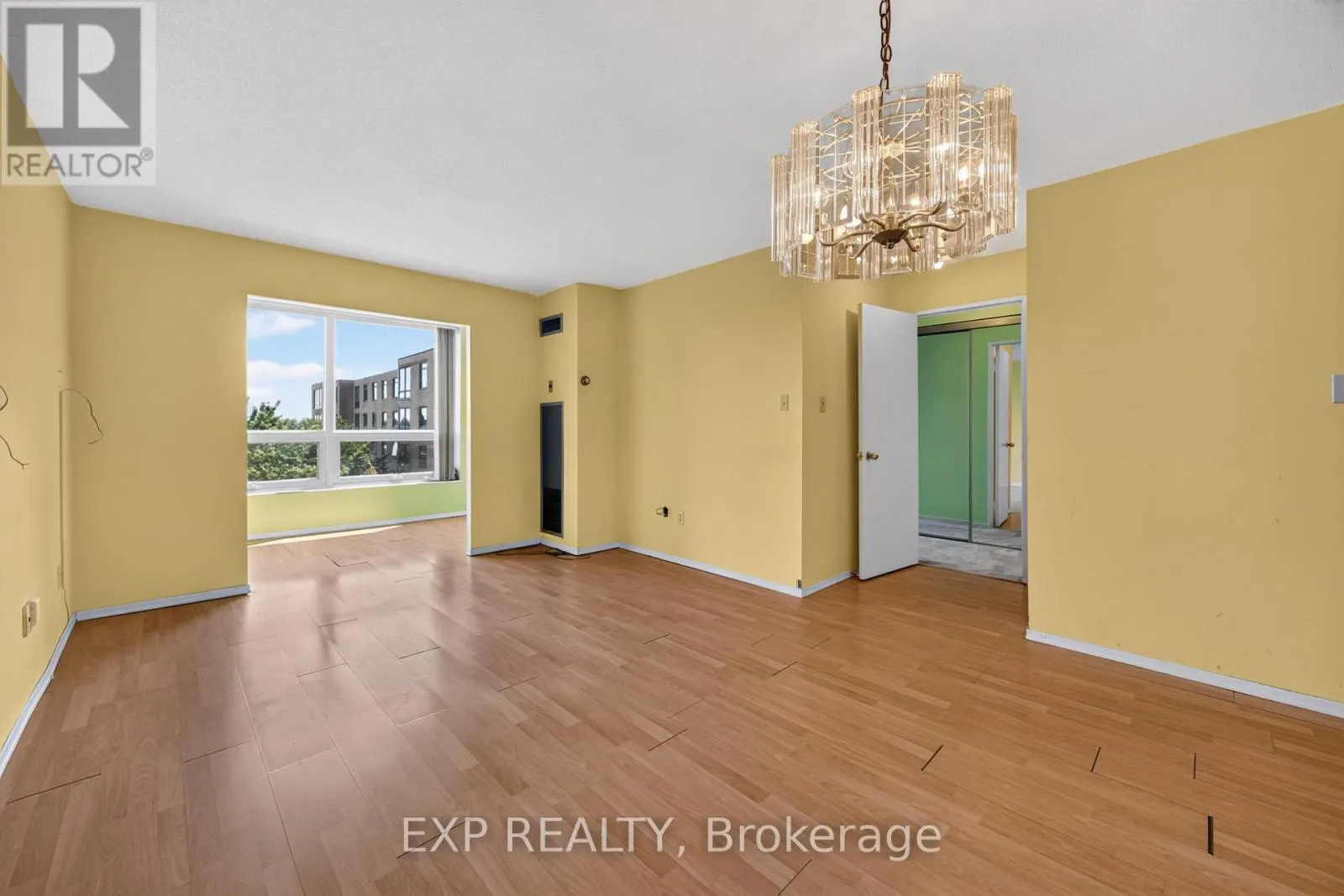 716 - 326 MAJOR MACKENZIE DRIVE E