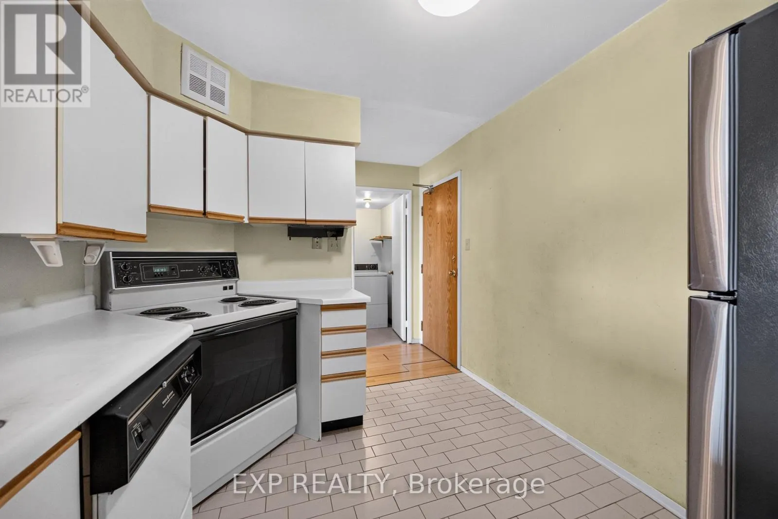 716 - 326 MAJOR MACKENZIE DRIVE E
