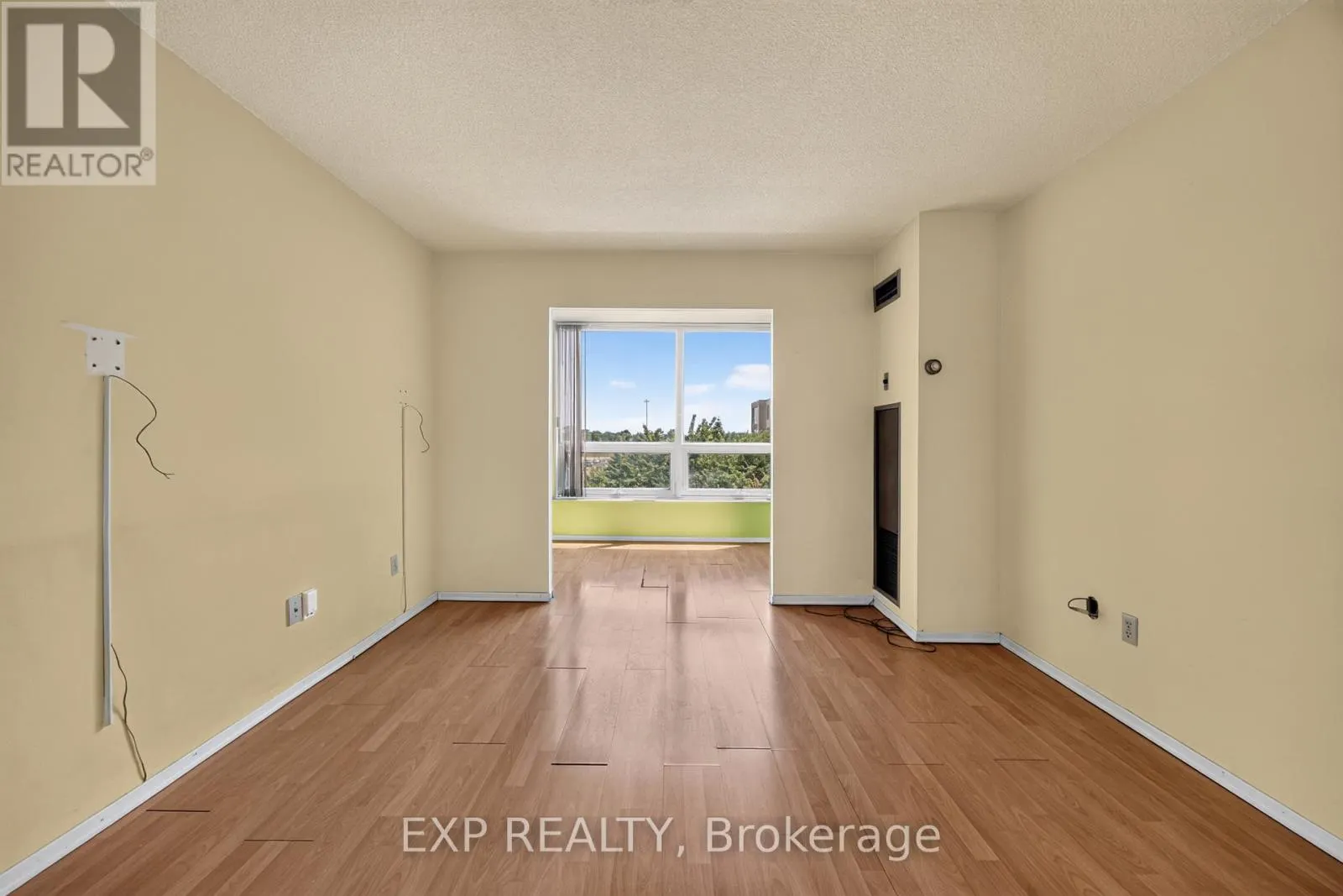 716 - 326 MAJOR MACKENZIE DRIVE E