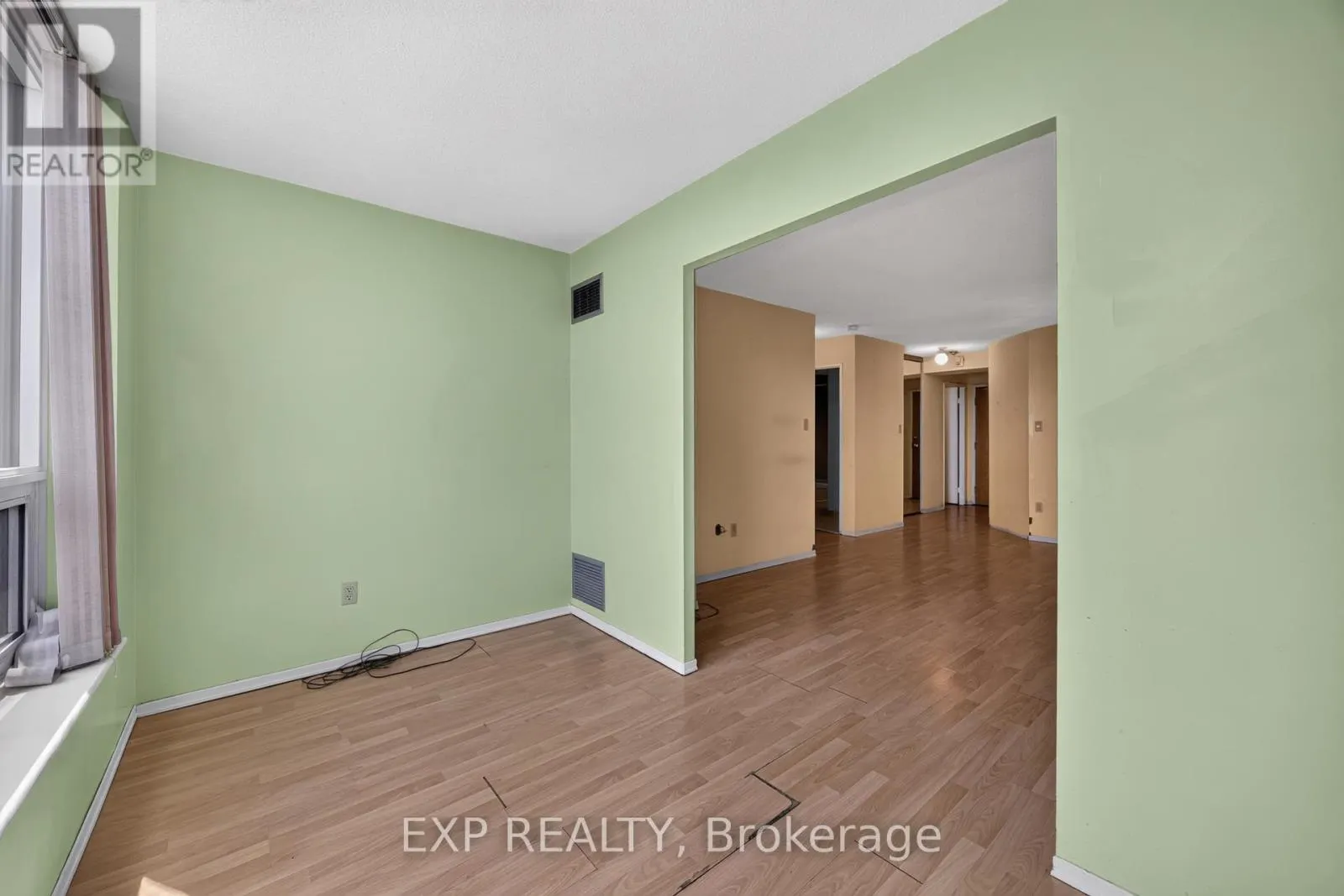 716 - 326 MAJOR MACKENZIE DRIVE E