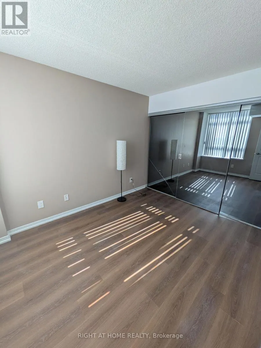 910 - 75 KING WILLIAM CRESCENT