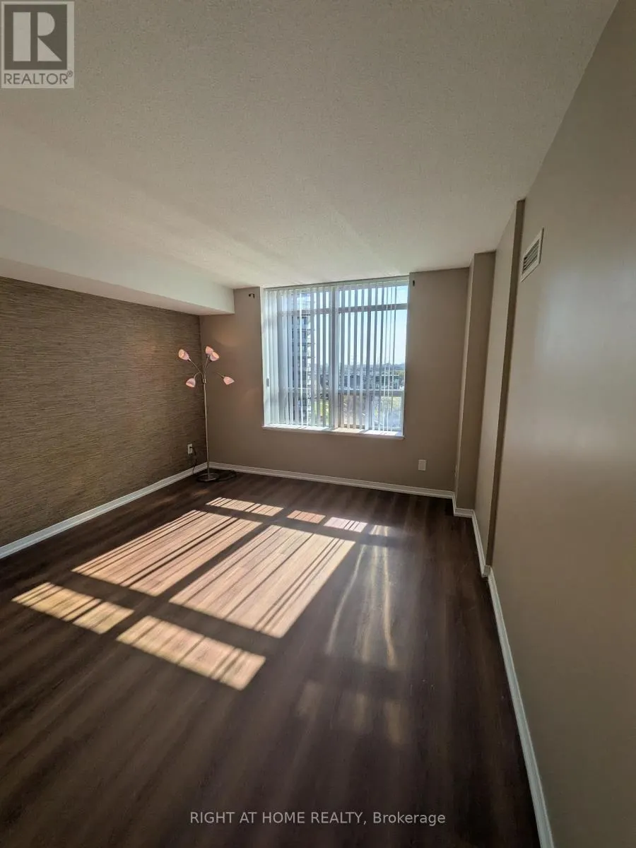 910 - 75 KING WILLIAM CRESCENT