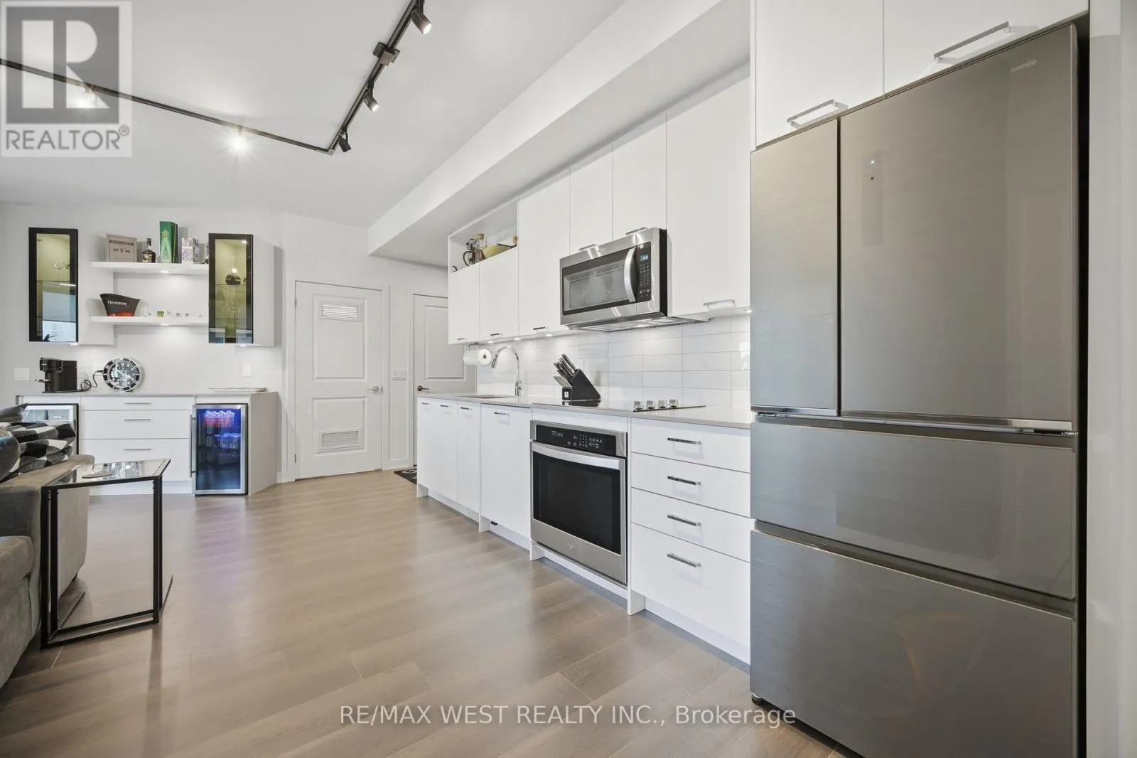312 - 120 EAGLE ROCK WAY