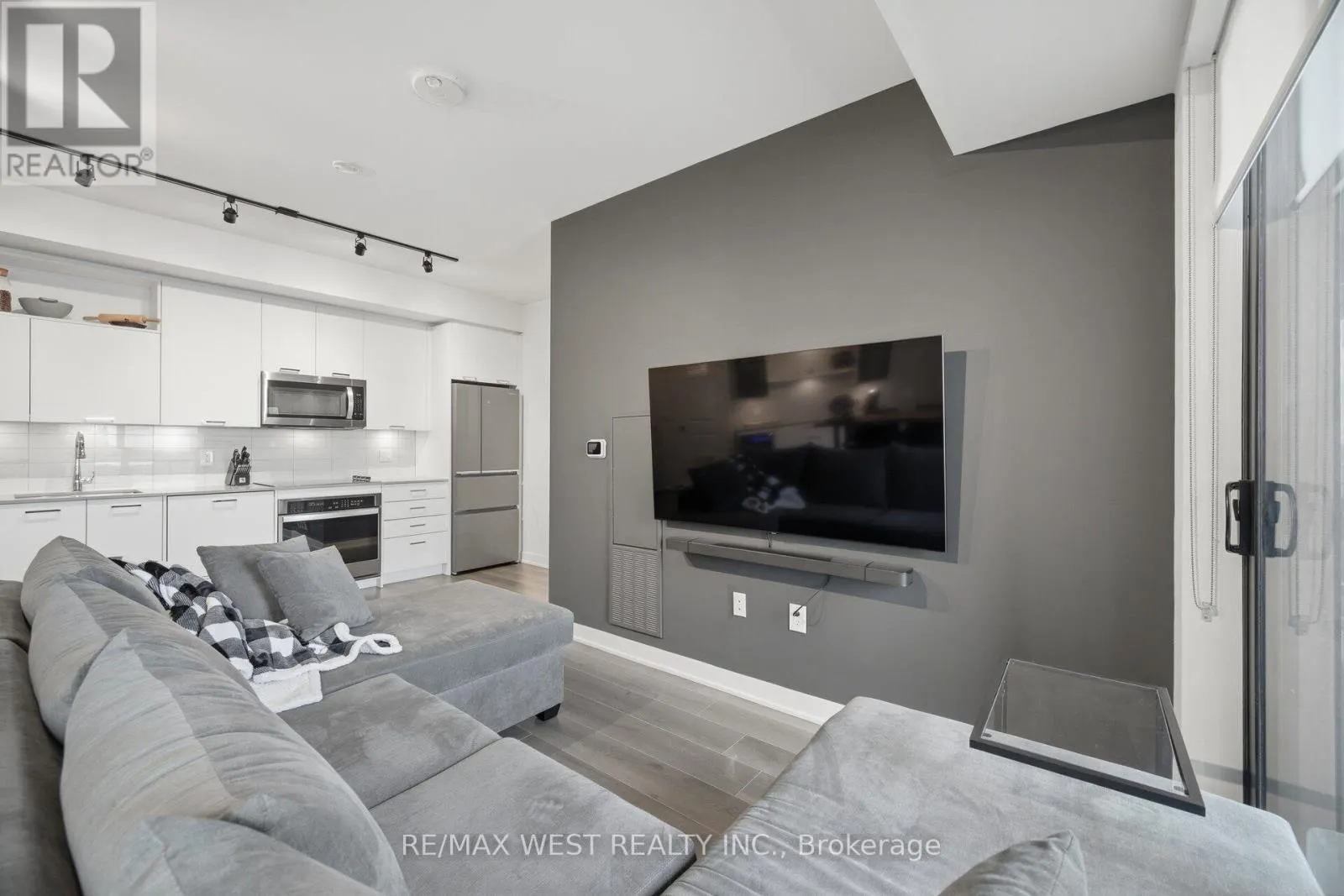 312 - 120 EAGLE ROCK WAY