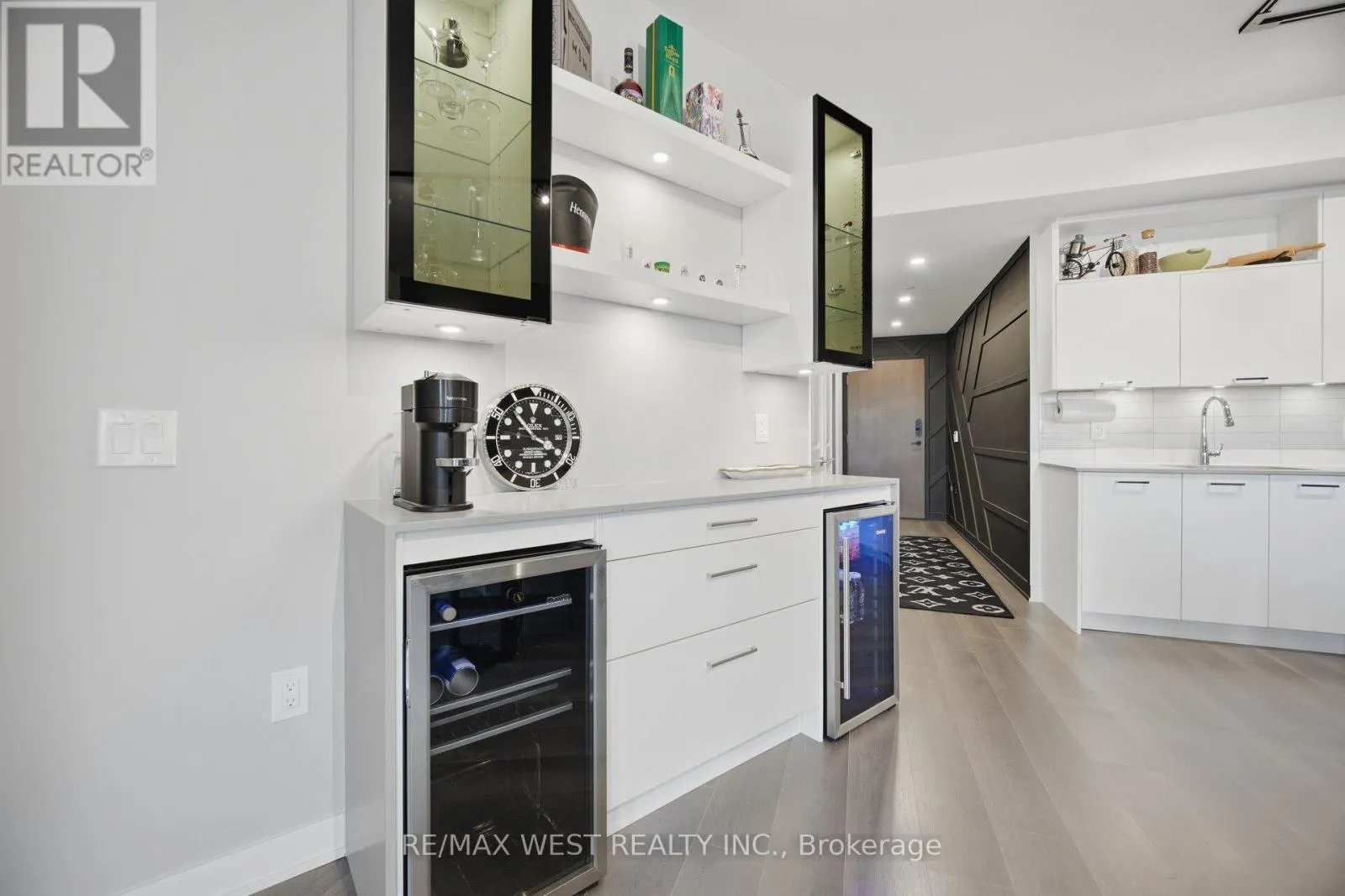 312 - 120 EAGLE ROCK WAY