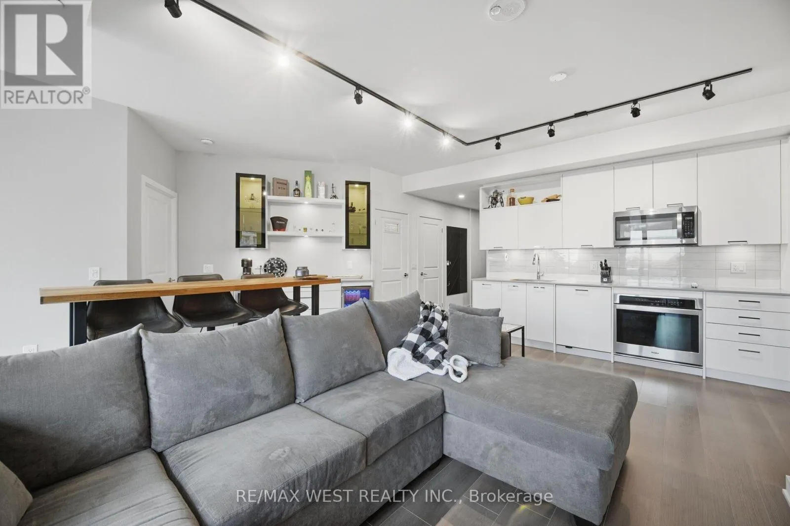 312 - 120 EAGLE ROCK WAY