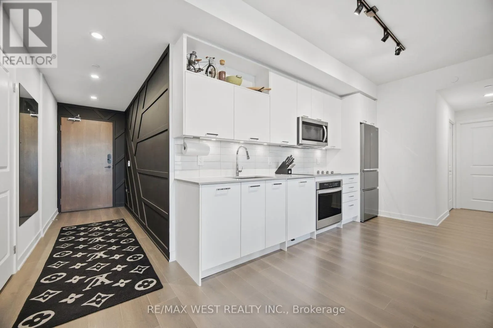 312 - 120 EAGLE ROCK WAY