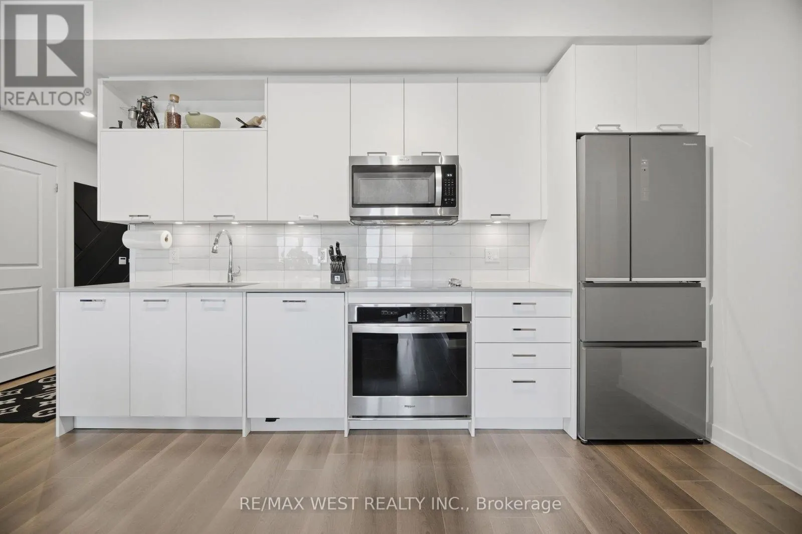 312 - 120 EAGLE ROCK WAY