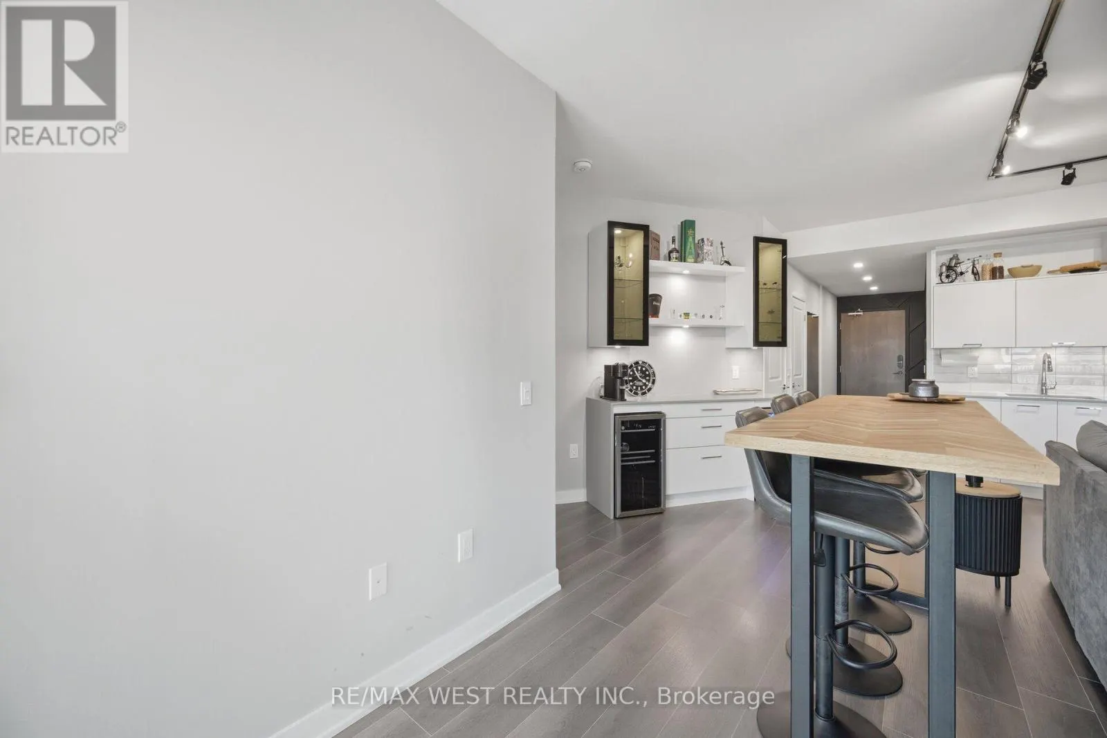 312 - 120 EAGLE ROCK WAY