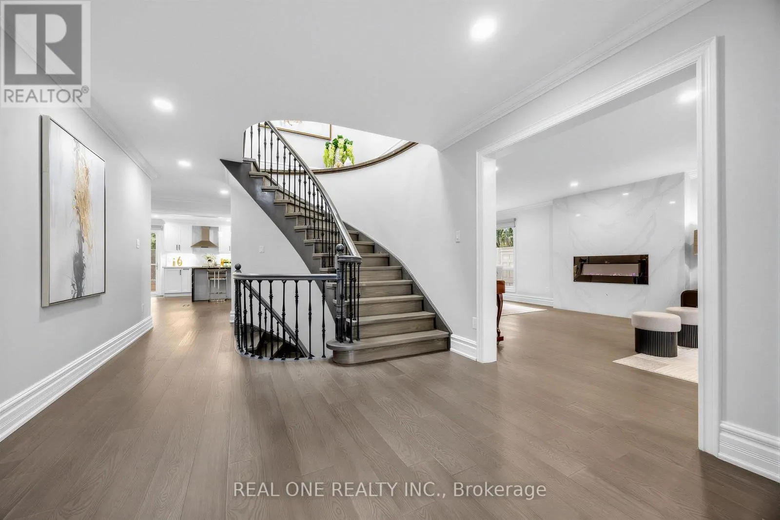 52 FENWICK CRESCENT