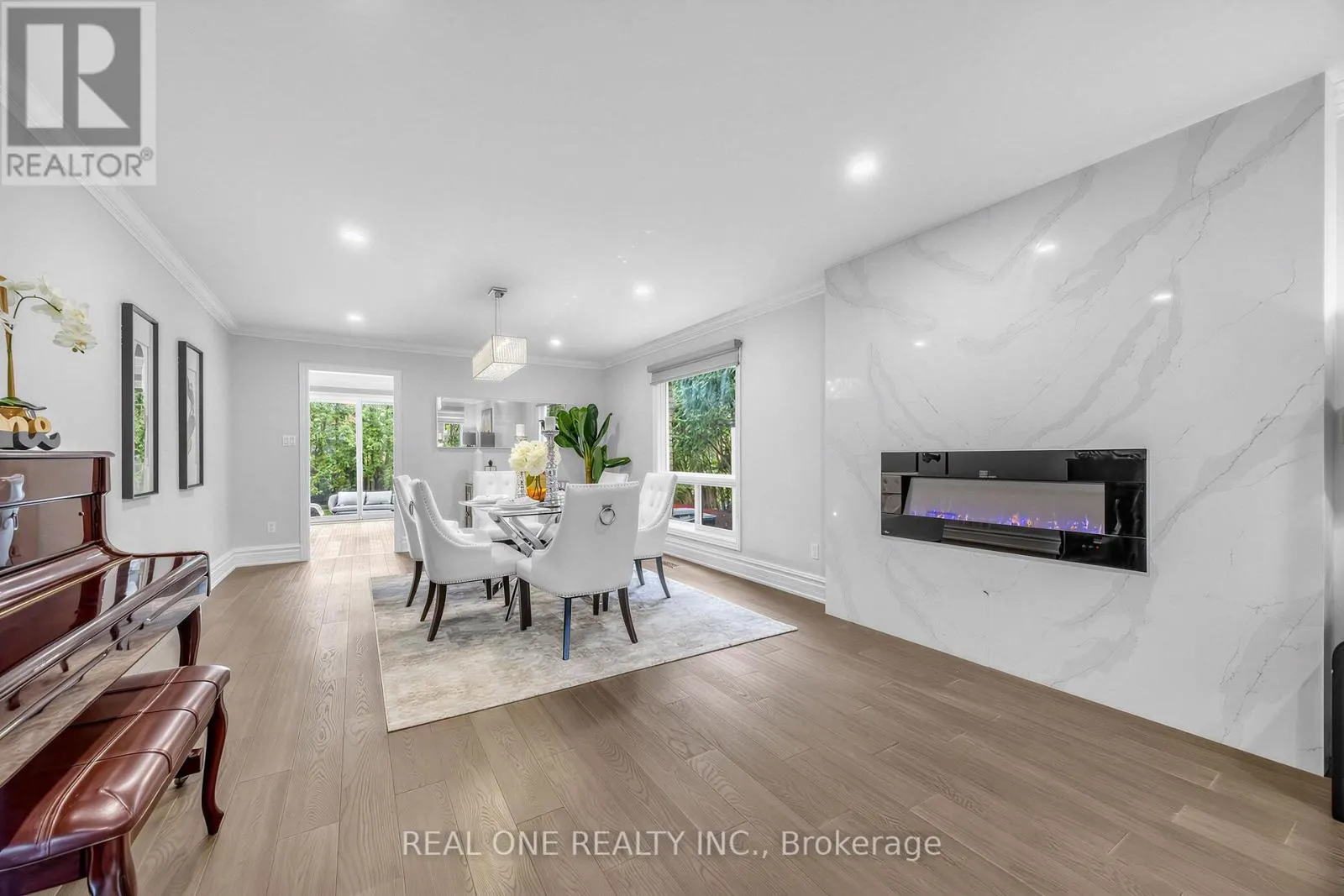 52 FENWICK CRESCENT