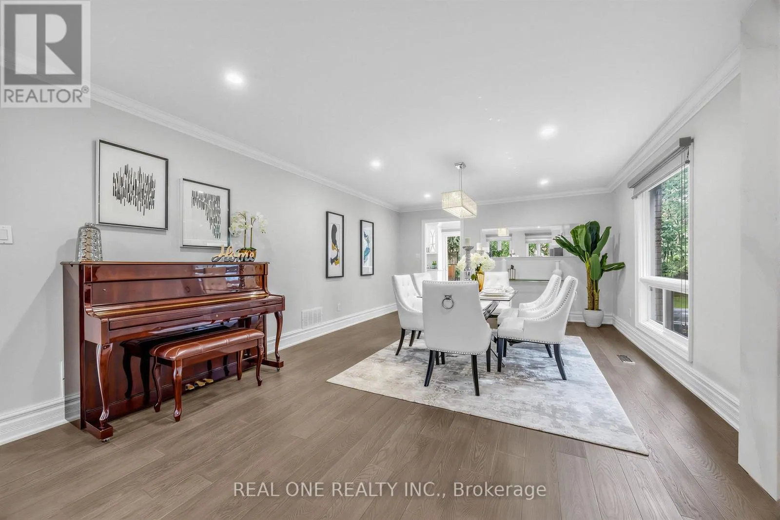 52 FENWICK CRESCENT
