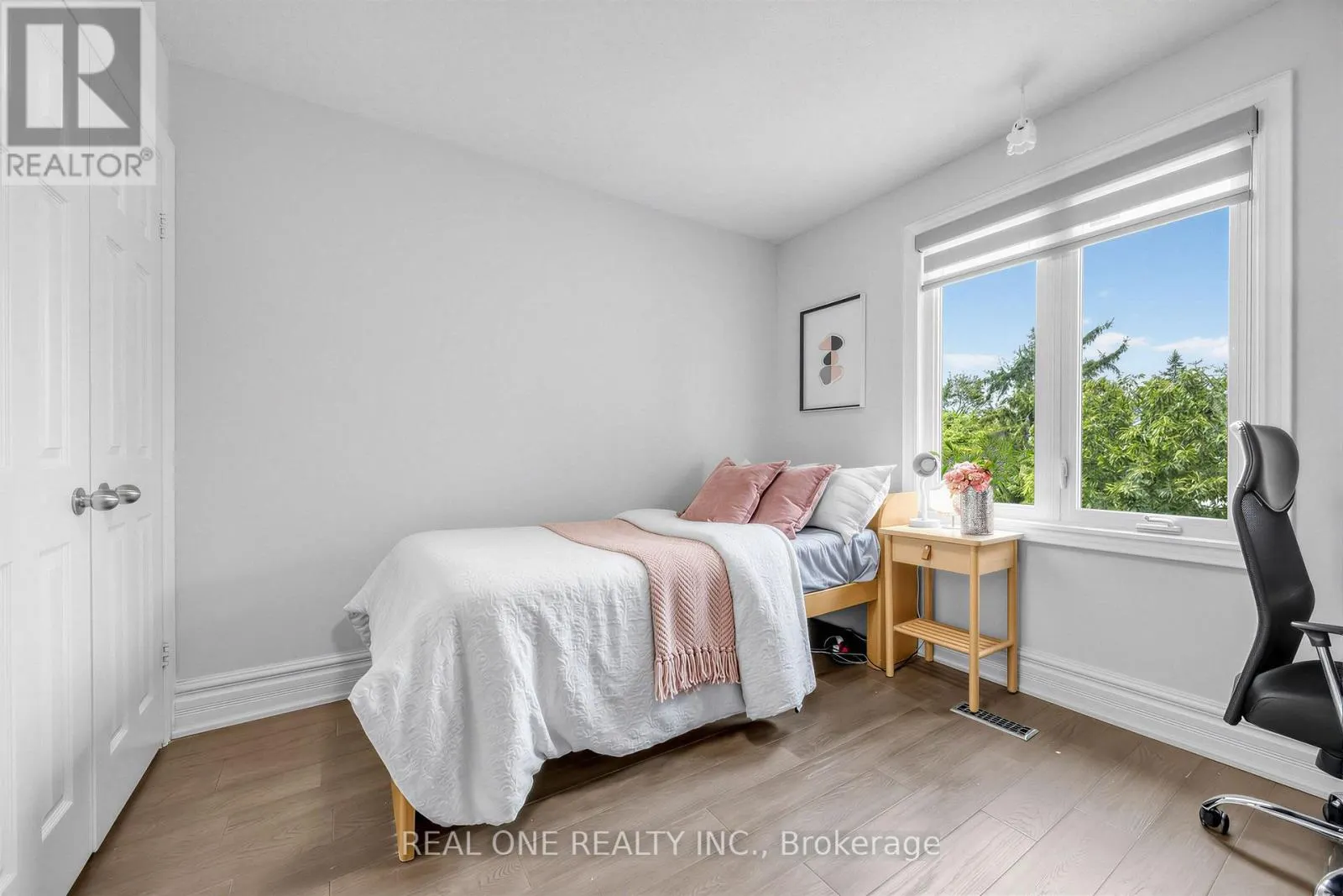 52 FENWICK CRESCENT