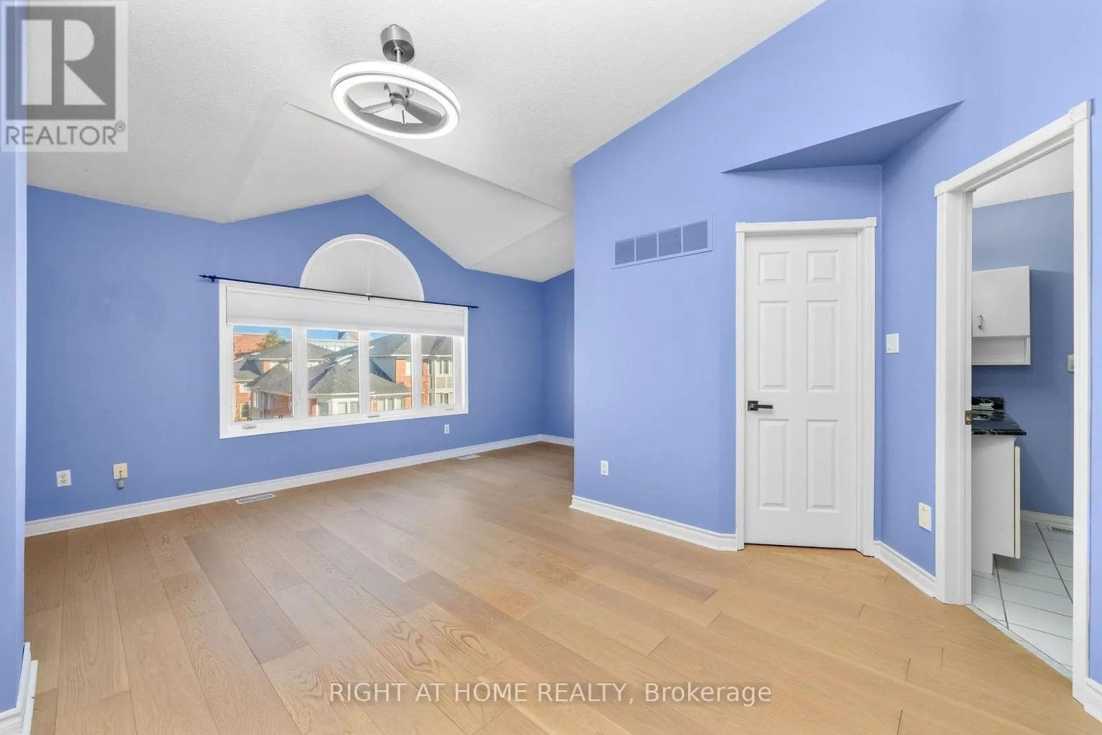 176 - 18 CLARK AVENUE W