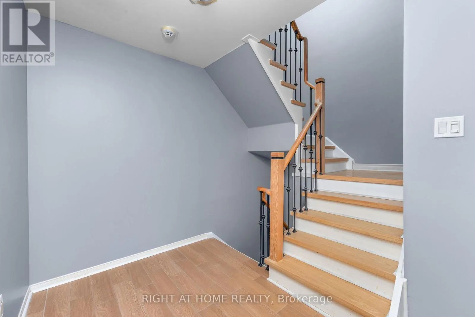 176 - 18 CLARK AVENUE W