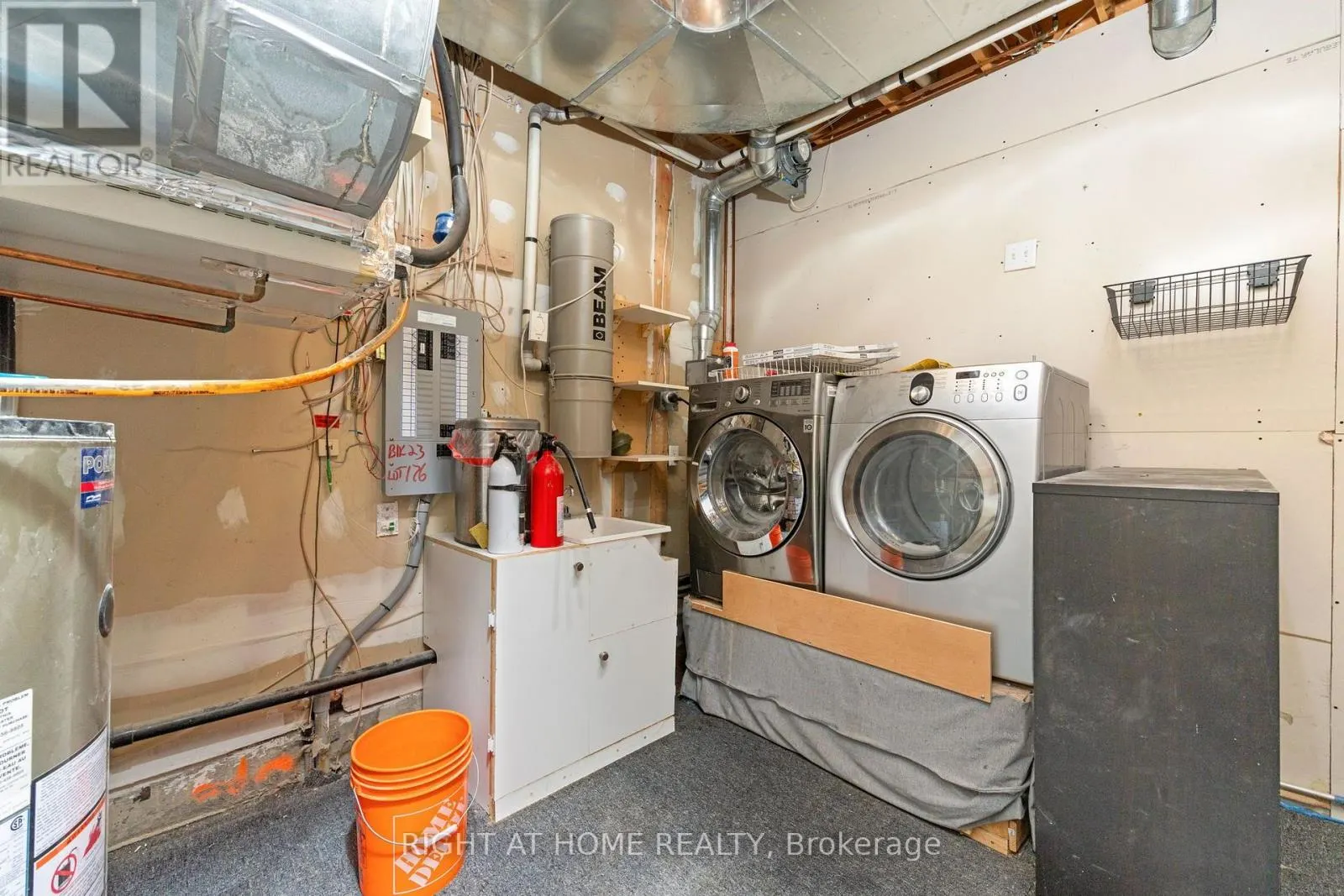 176 - 18 CLARK AVENUE W