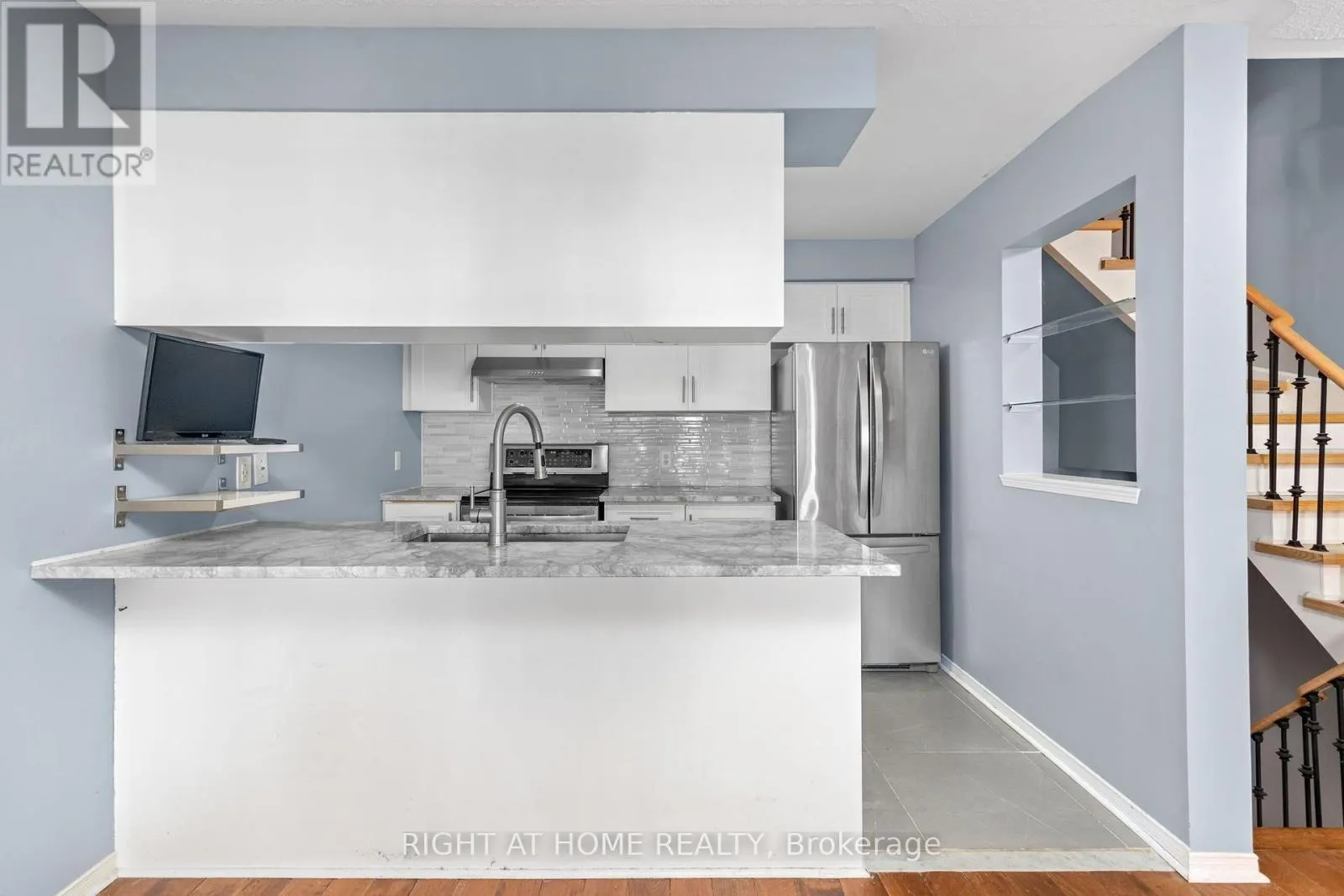 176 - 18 CLARK AVENUE W