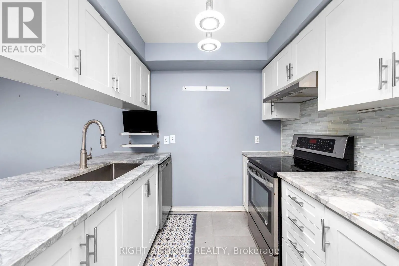 176 - 18 CLARK AVENUE W