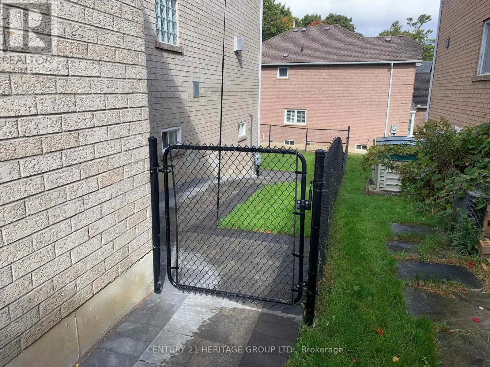 WALK-OUT BASEMENT - 337 CARRUTHERS AVENUE