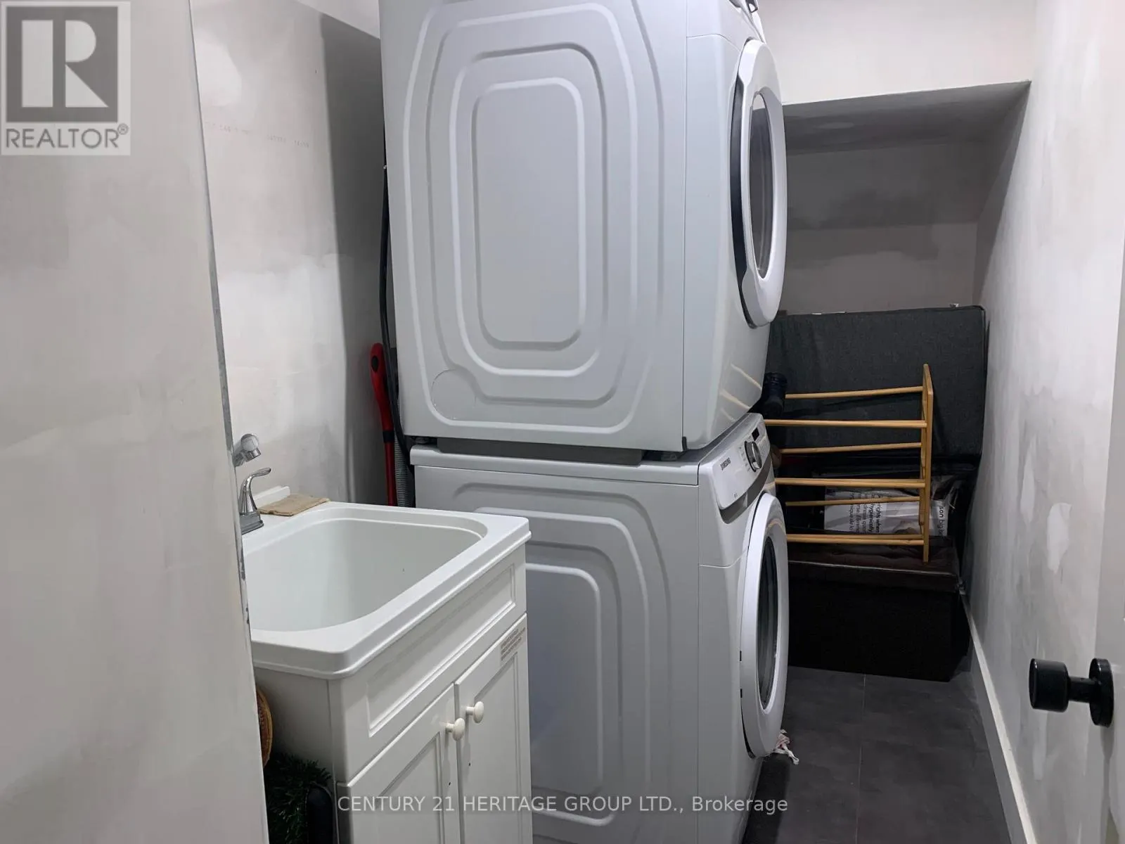 WALK-OUT BASEMENT - 337 CARRUTHERS AVENUE
