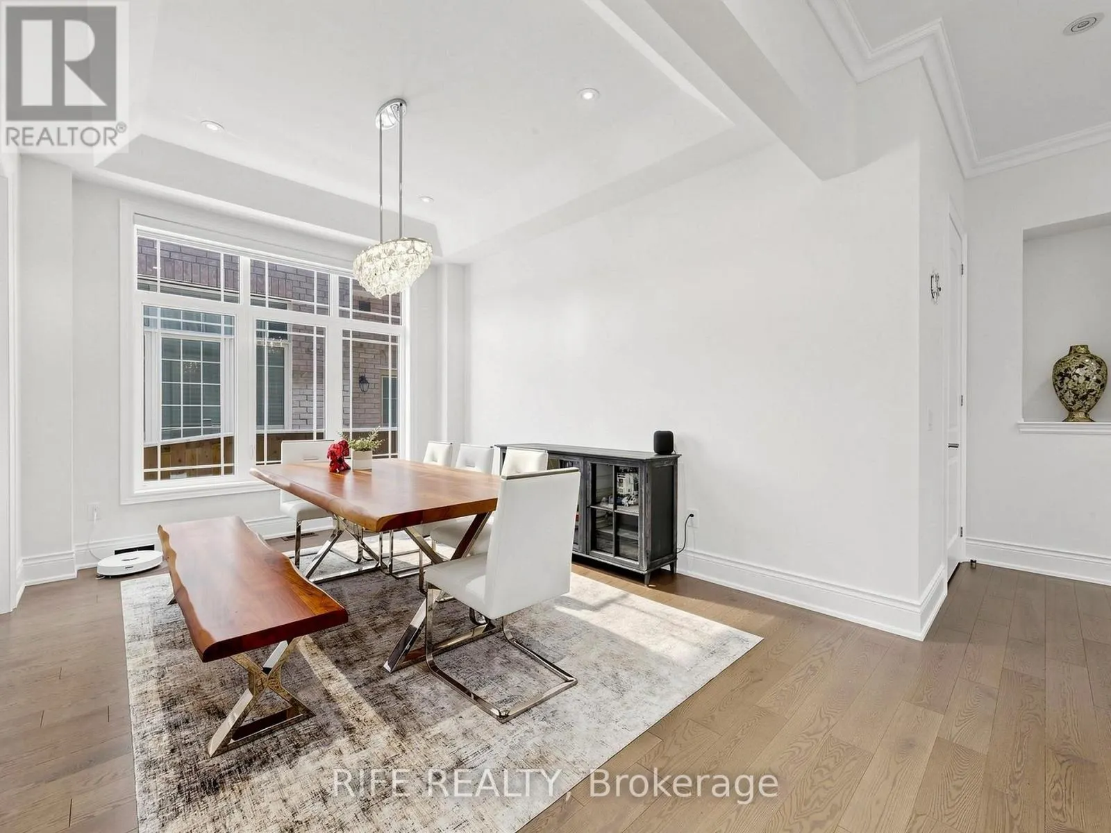 18 ROSSINI DRIVE