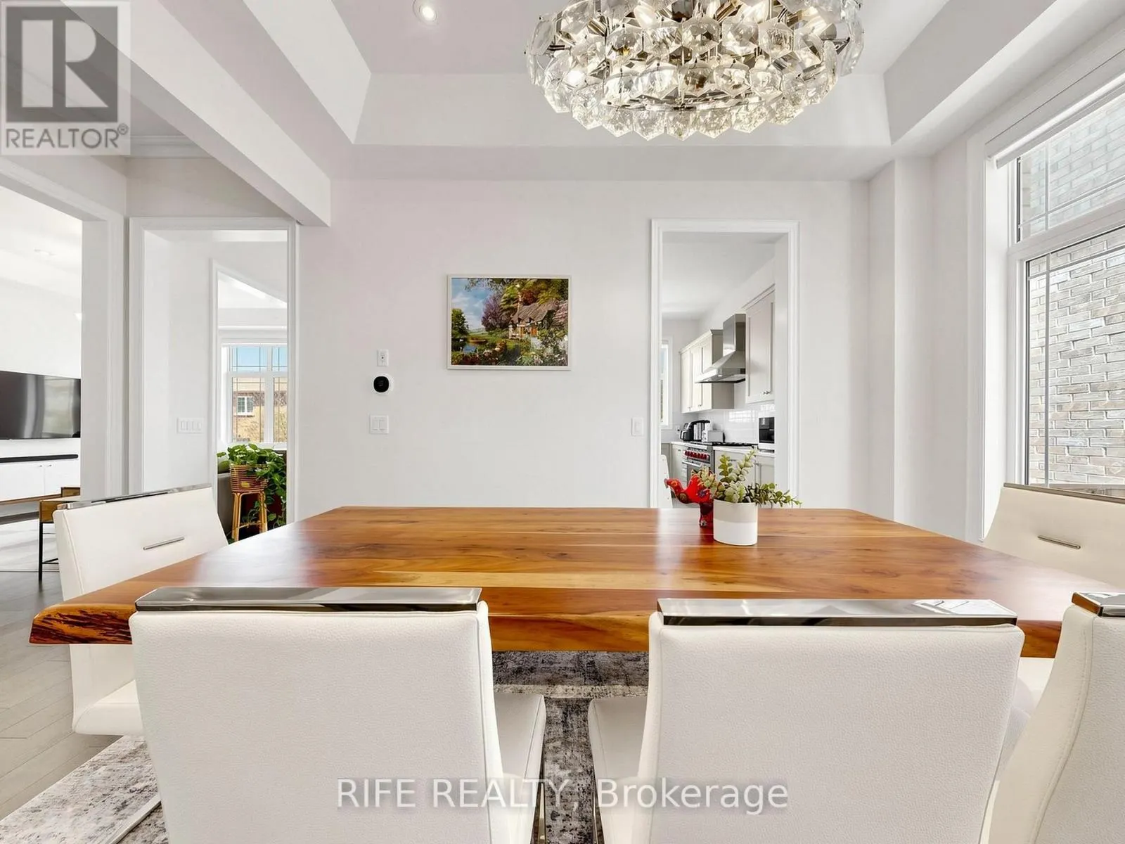 18 ROSSINI DRIVE