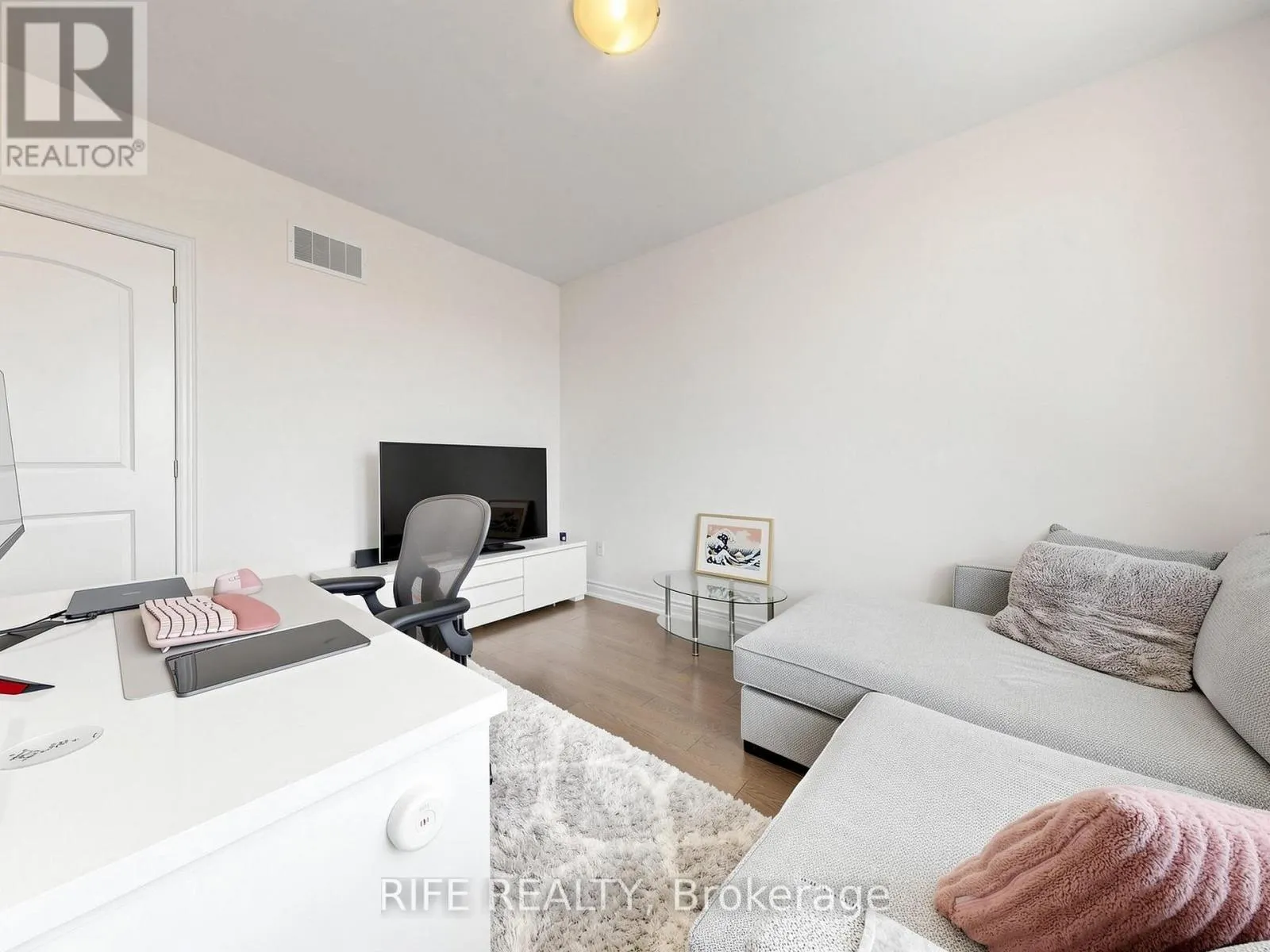 18 ROSSINI DRIVE