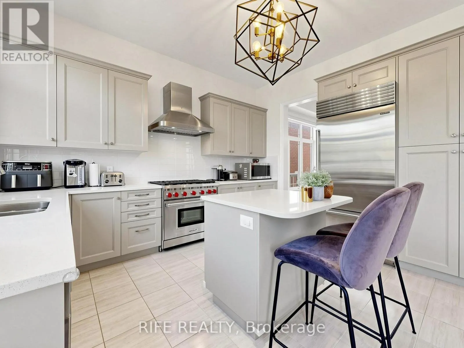 18 ROSSINI DRIVE