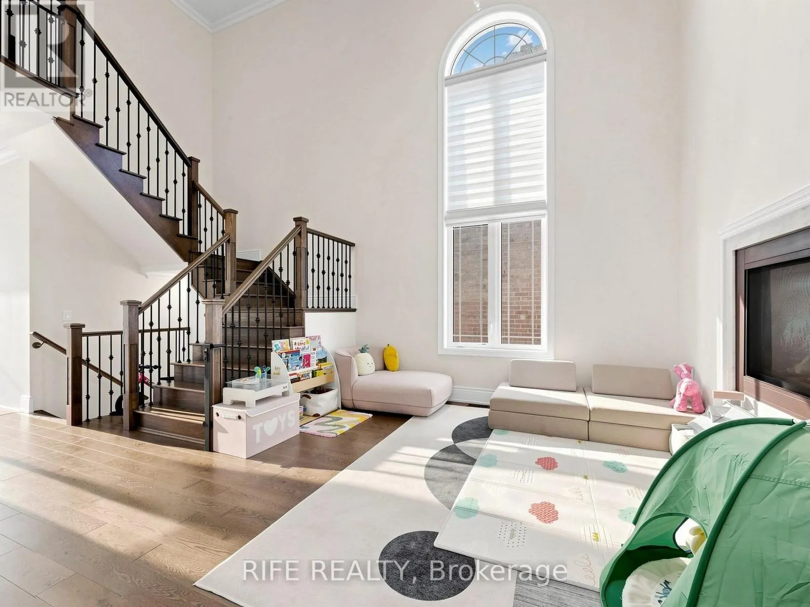 18 ROSSINI DRIVE