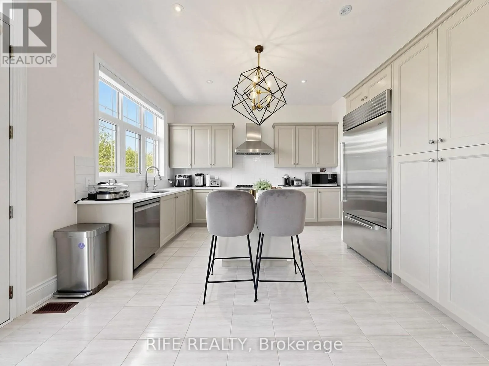 18 ROSSINI DRIVE