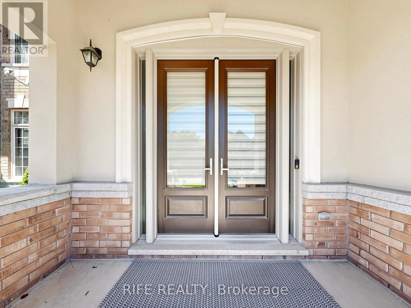 18 ROSSINI DRIVE