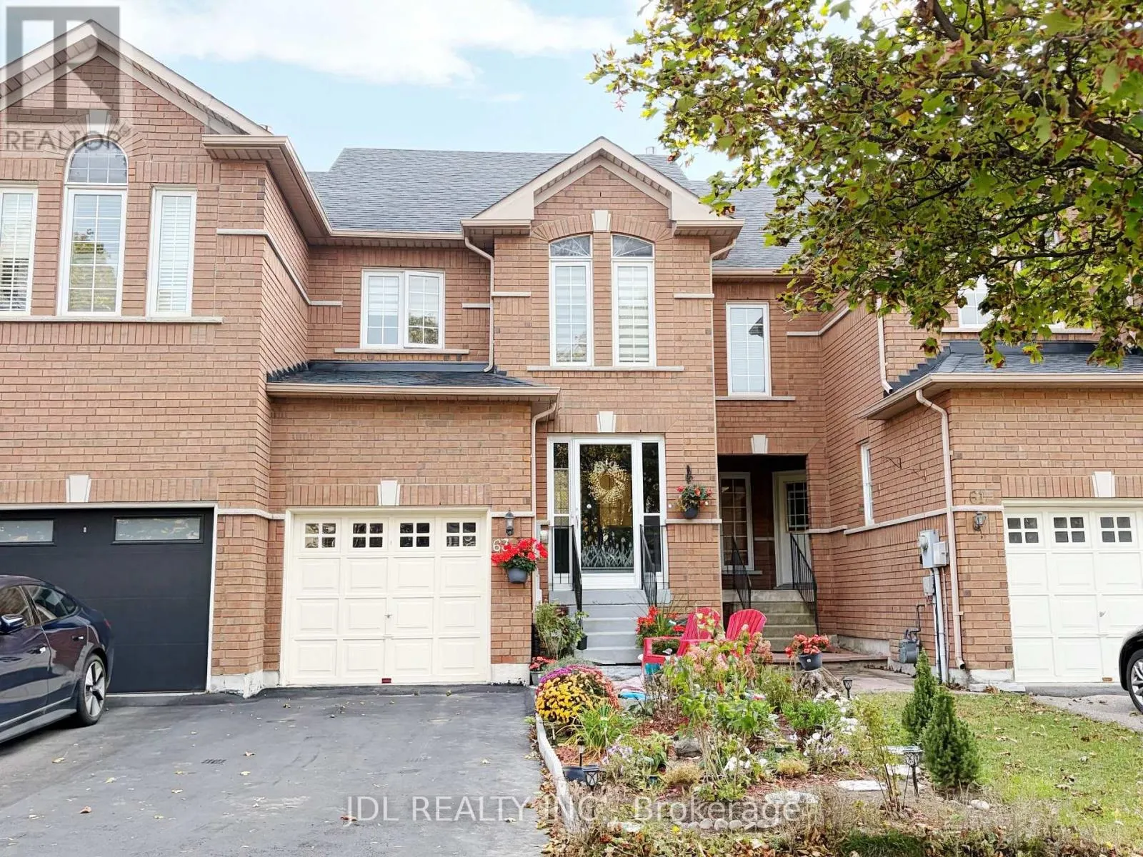 63 PENINSULA CRESCENT