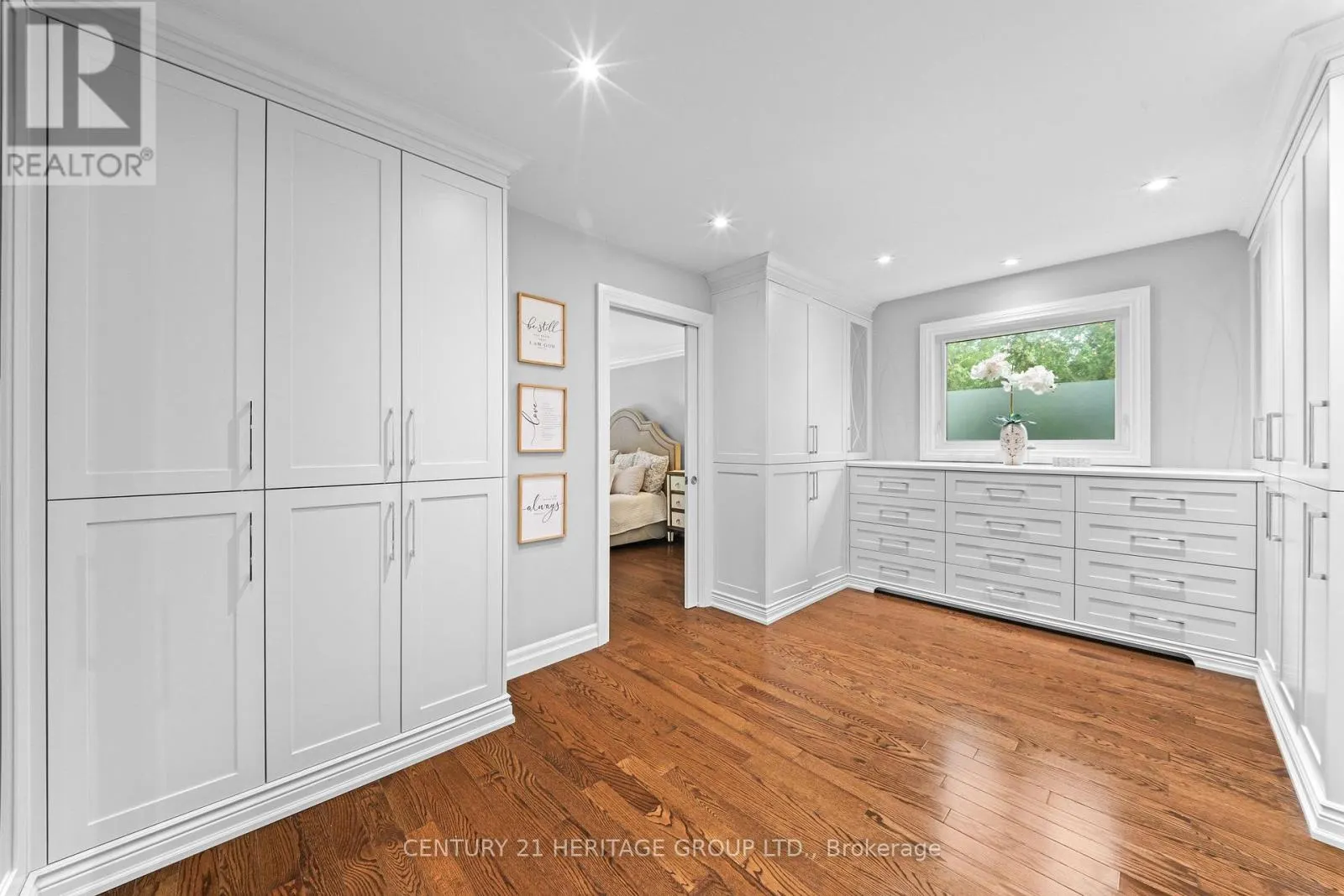 48 CARLYLE CRESCENT