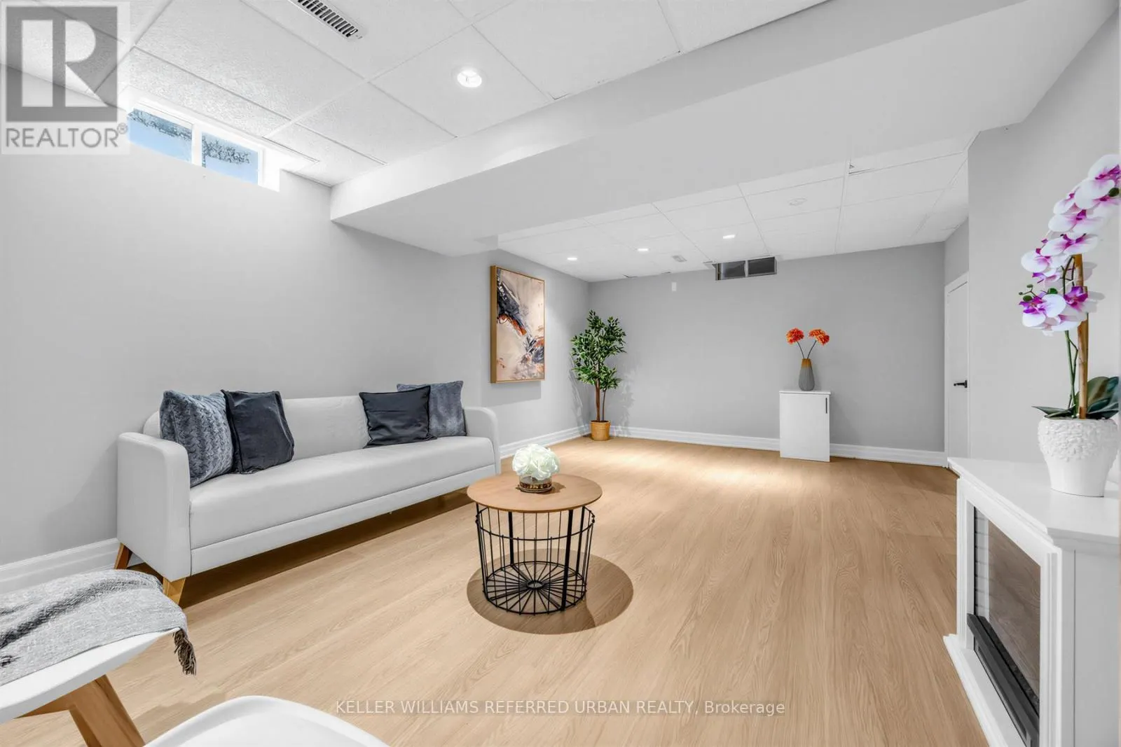 350 PICKERING CRESCENT