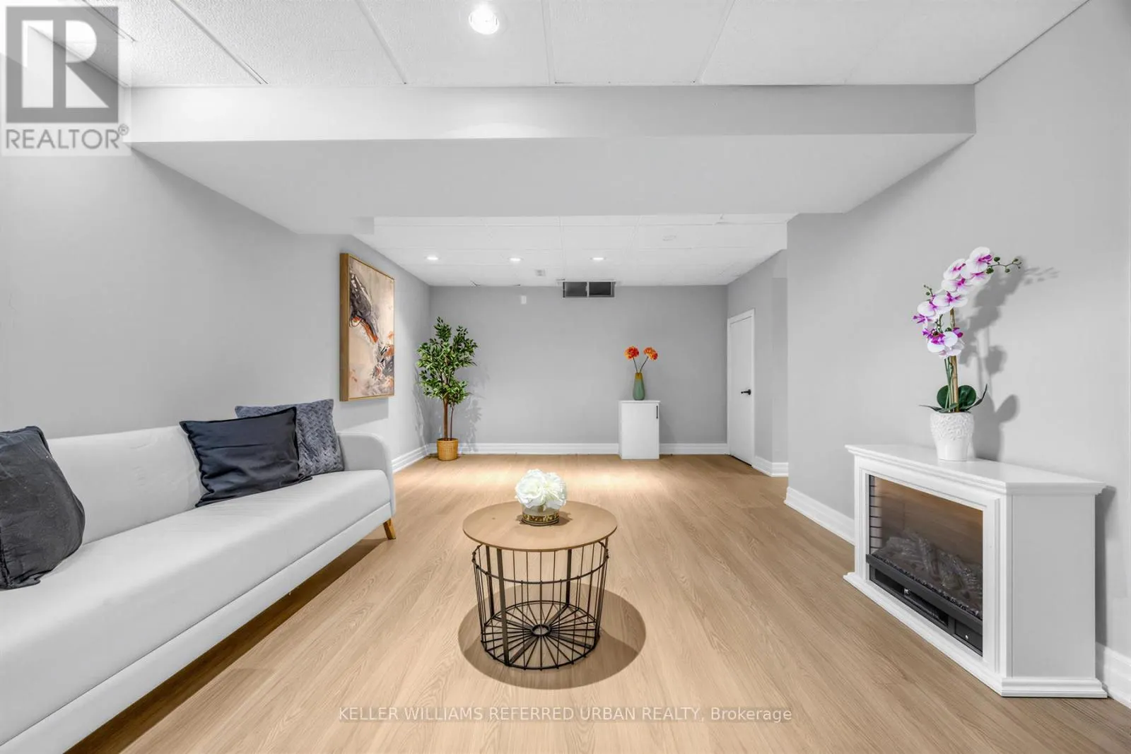 350 PICKERING CRESCENT