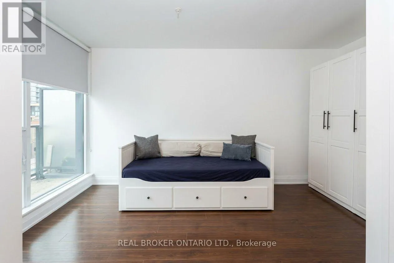 111 - 12 WOODSTREAM BOULEVARD