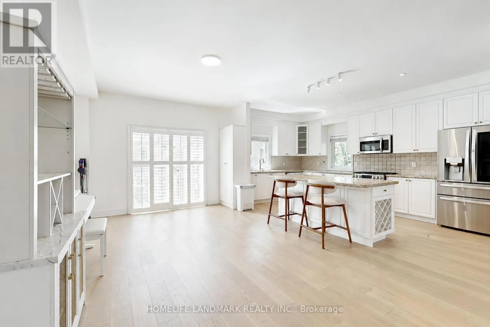 27 - 8900 BATHURST STREET