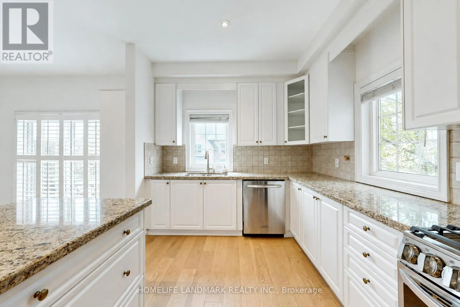 27 - 8900 BATHURST STREET