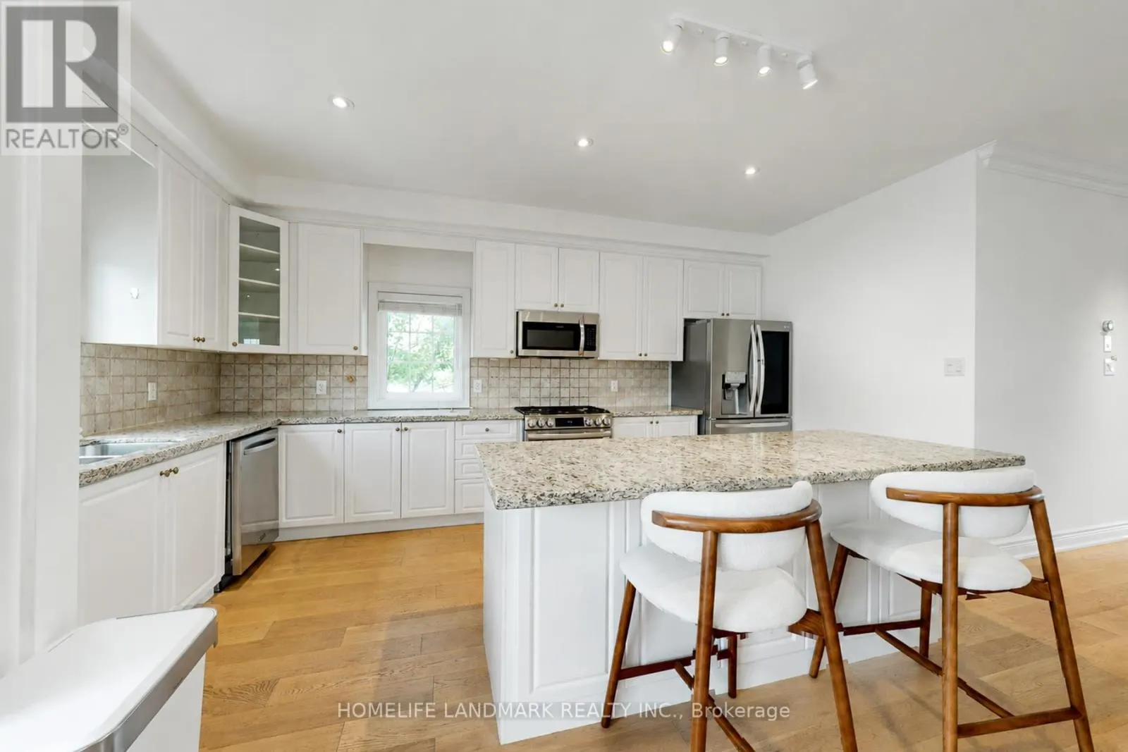 27 - 8900 BATHURST STREET