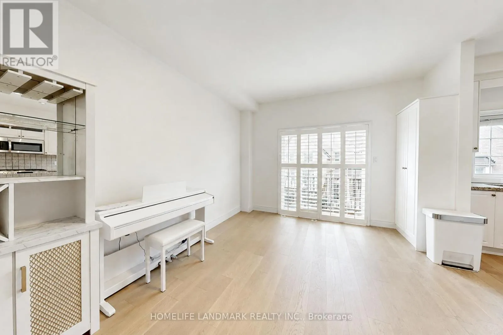 27 - 8900 BATHURST STREET