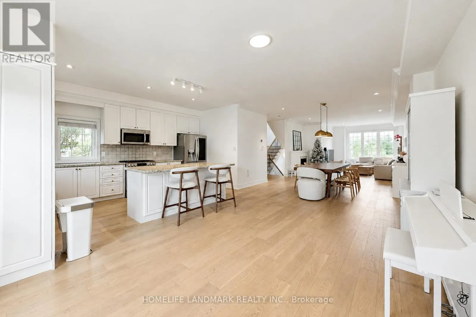 27 - 8900 BATHURST STREET