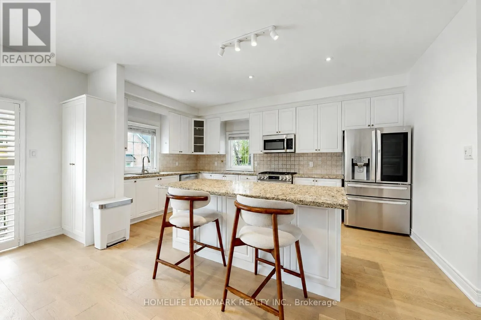 27 - 8900 BATHURST STREET