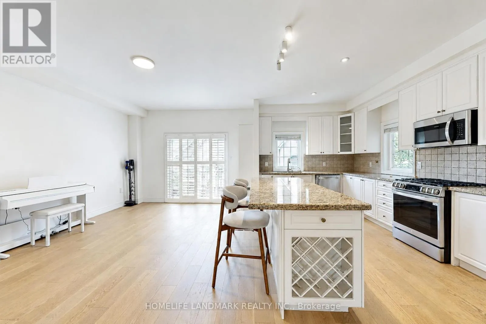 27 - 8900 BATHURST STREET