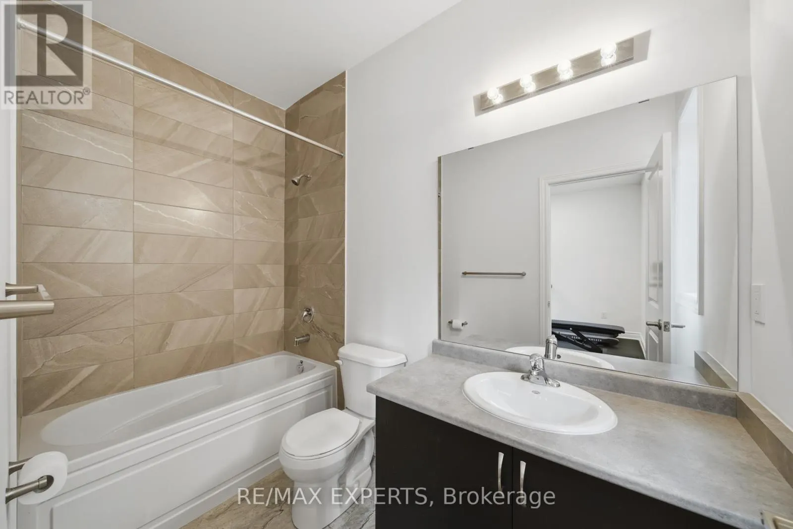 211 STORMONT TRAIL