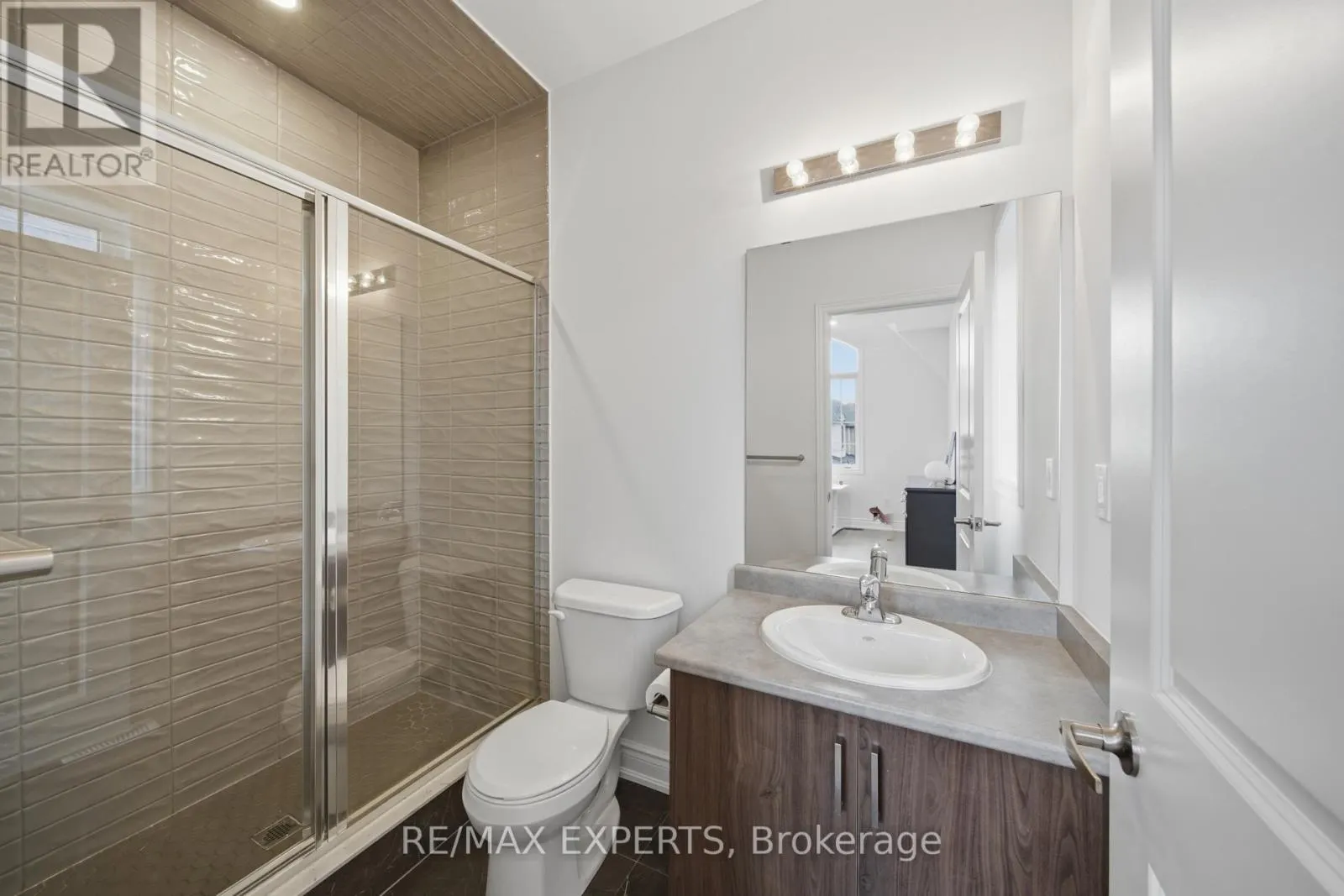 211 STORMONT TRAIL