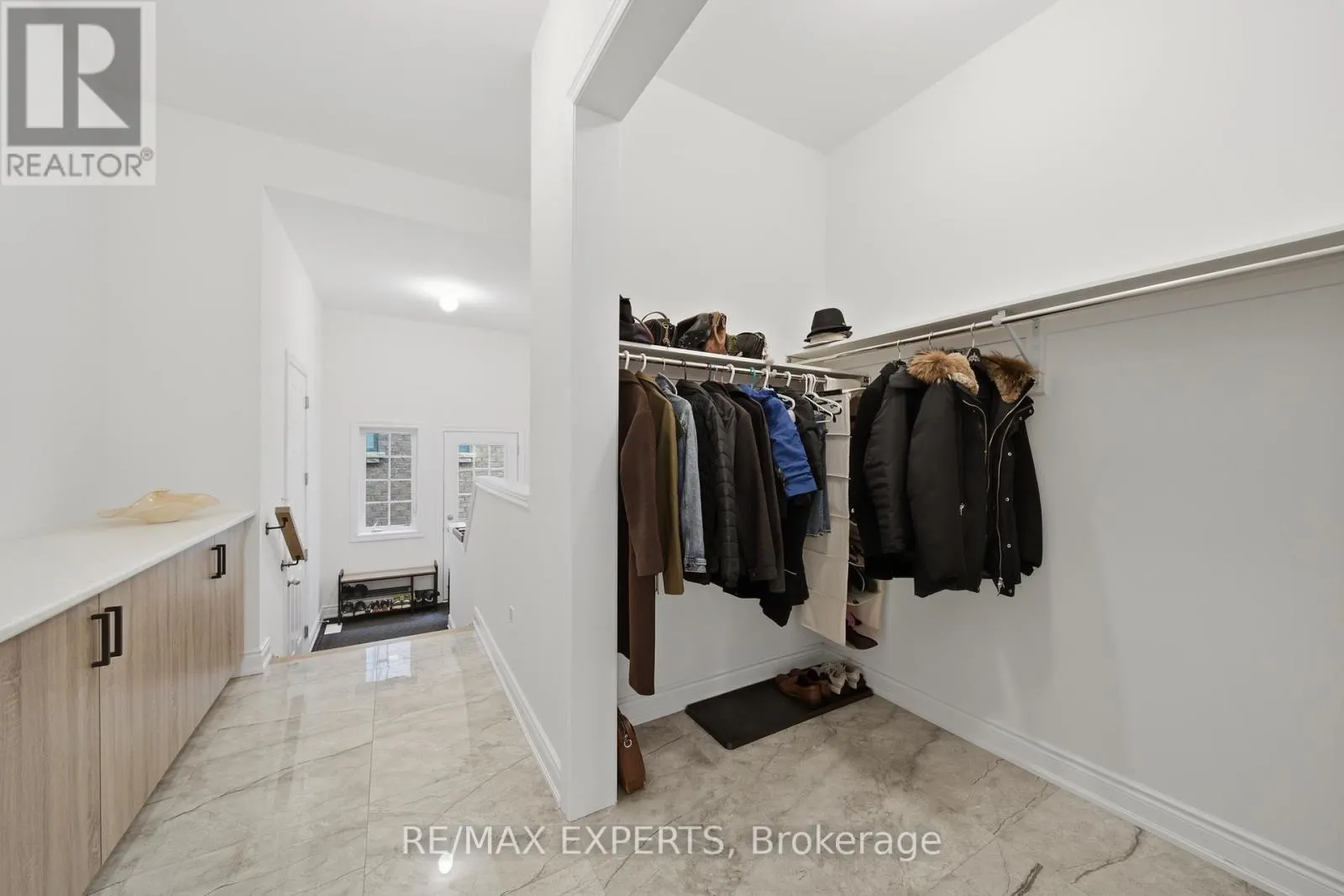 211 STORMONT TRAIL