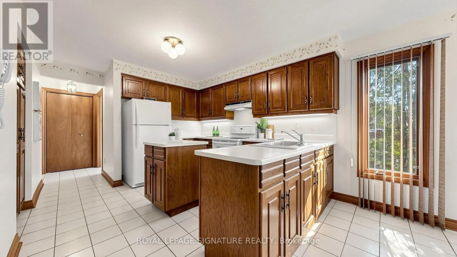 8 ROYAL GARDEN BOULEVARD