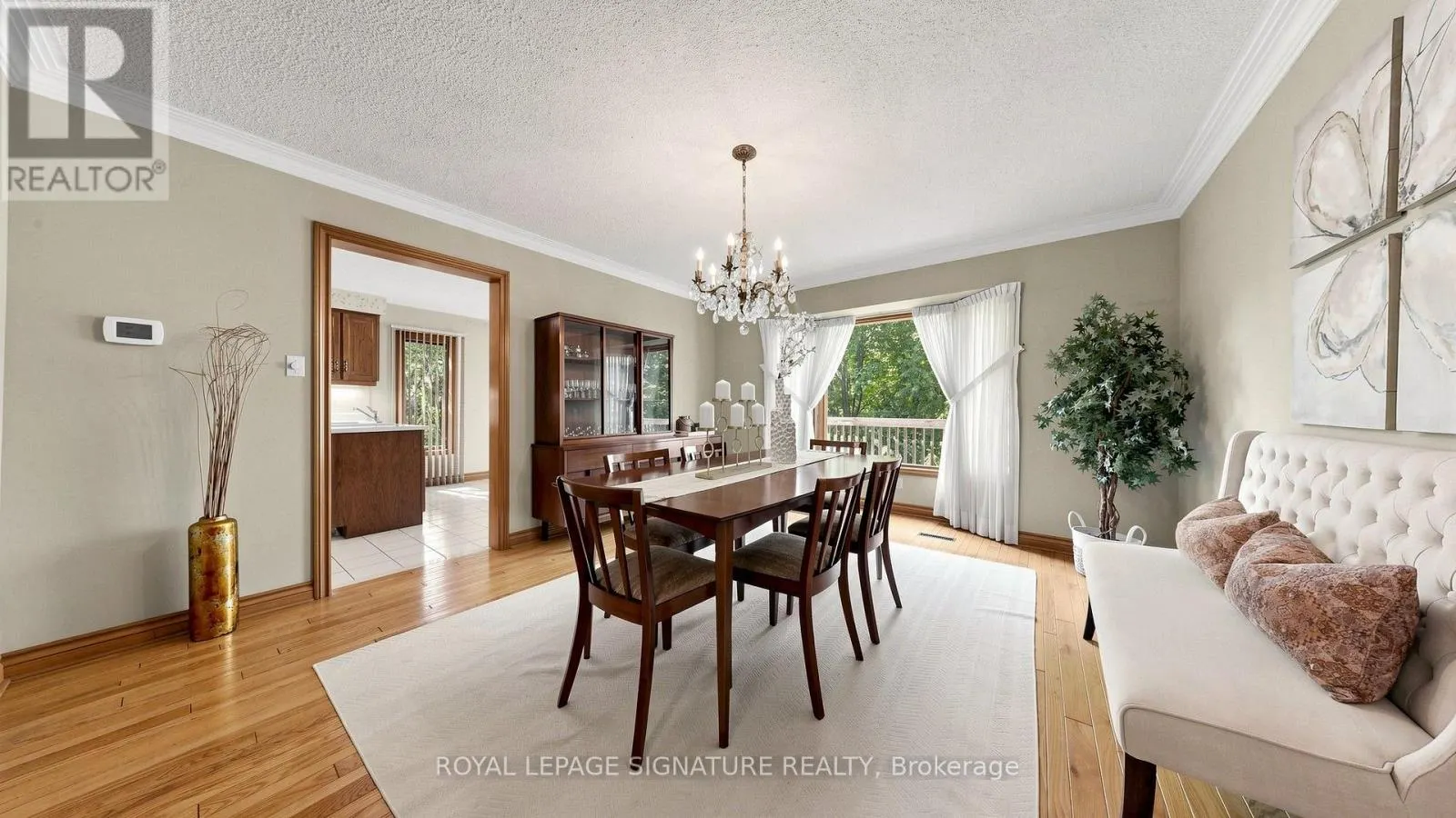 8 ROYAL GARDEN BOULEVARD