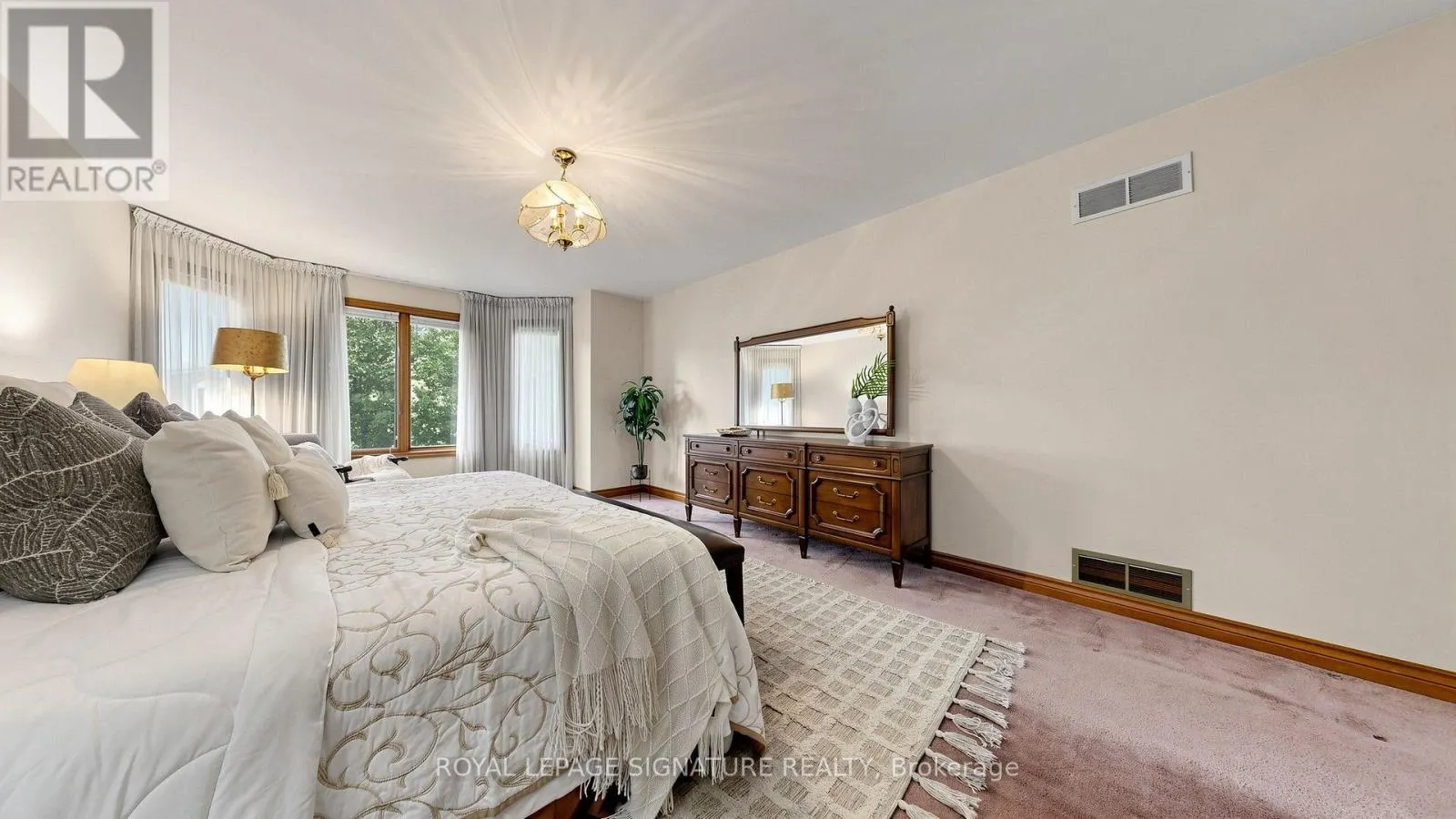 8 ROYAL GARDEN BOULEVARD